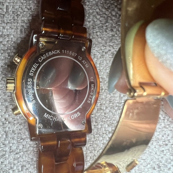 Micheal Kors tortoise shell watch - Picture 3 of 5